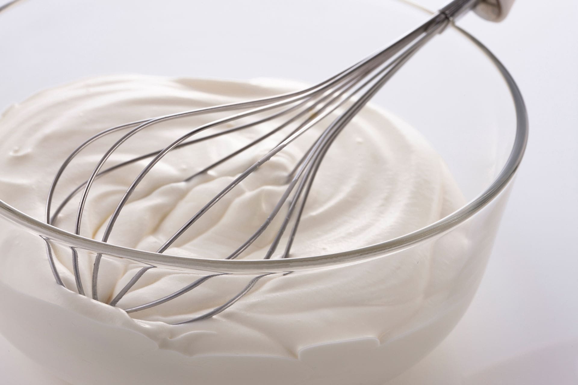 Bita śmietana z jogurtu naturalnego - jak zrobić?