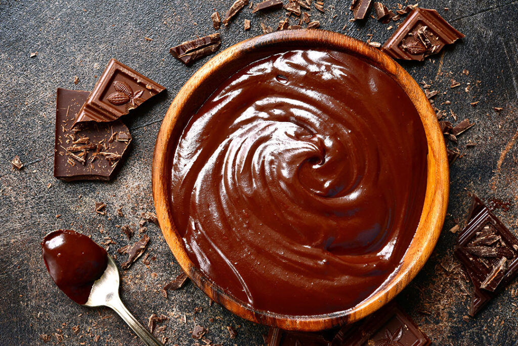 Domowa polewa czekoladowa – jak zrobić tę błyszczącą dekorację do ciast?