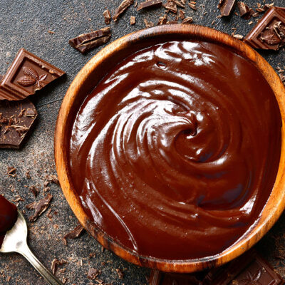 Domowa polewa czekoladowa - jak zrobić tę błyszczącą dekorację do ciast?