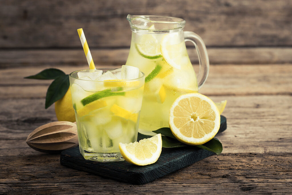 Lemoniada jak z restauracji – 3 przepisy na domową lemoniadę