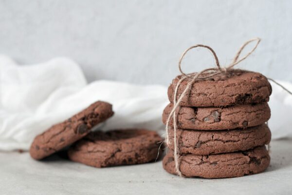 https://uczymyjakslodzic.pl/ciasteczka-czekoladowe-przepis-na-idealne-chocolate-chip-cookies/